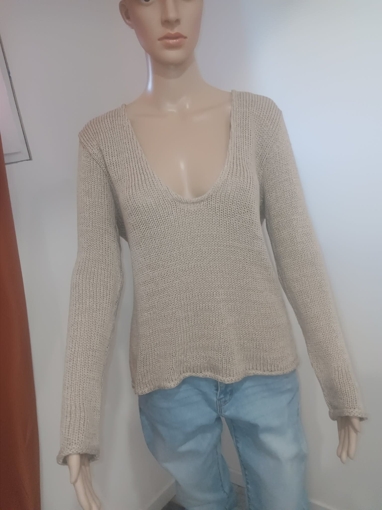 Pull beige en maille col plongeant – manches longues