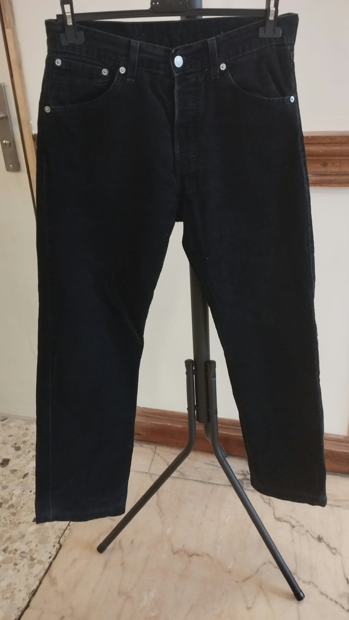 Pantalon Levi’s noir en velours côtelé – Coupe droite