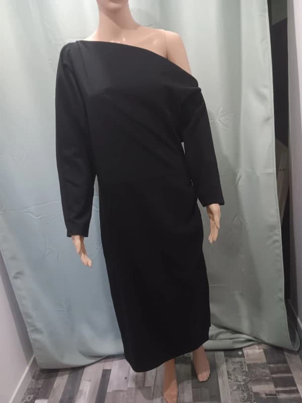 Robe noire asymétrique