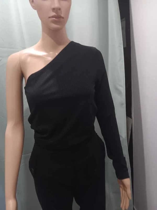 Haut noir asymétrique
