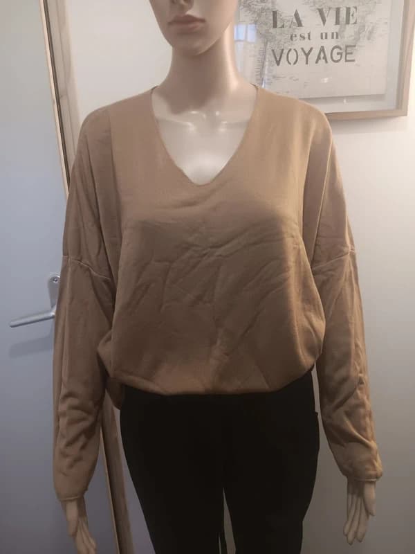 Pull beige Victoria Paris col V – coupe ample manches longues
