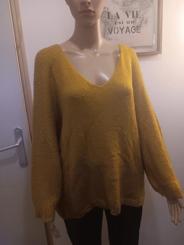 Pull maille moutarde col V – Fabriqué en Italie – coupe ample
