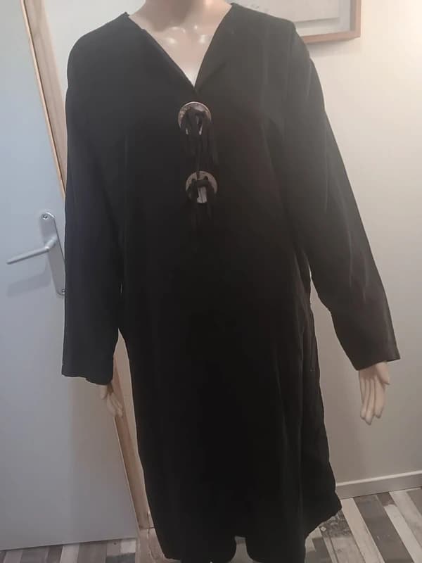 Robe noire Victoria Paris – détails boucles métalliques – manches longues