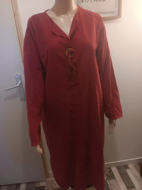 Robe longue bordeaux Victoria Paris – détail liens & anneaux – manches longues