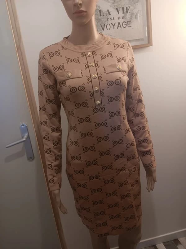 Robe pull beige Kamaella motif monogramme – boutons dorés – Taille XL/XXL