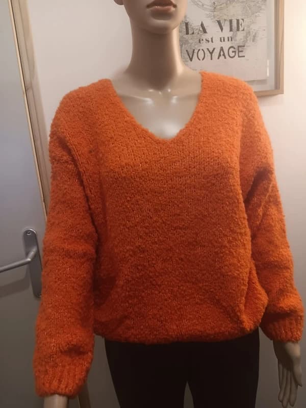 Pull orange Victoria Paris en maille bouclette – col V – coupe ample