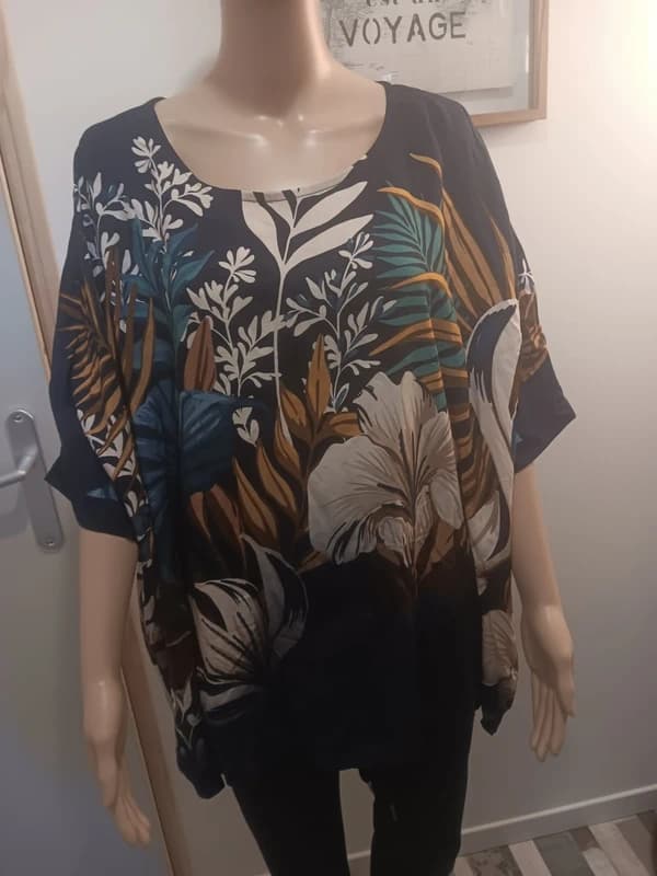 Tunique ample noire à imprimé tropical – fleurs & feuillage – manches courtes