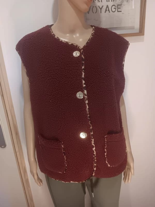 Gilet sans manches sherpa bordeaux – détails léopard & boutons dorés