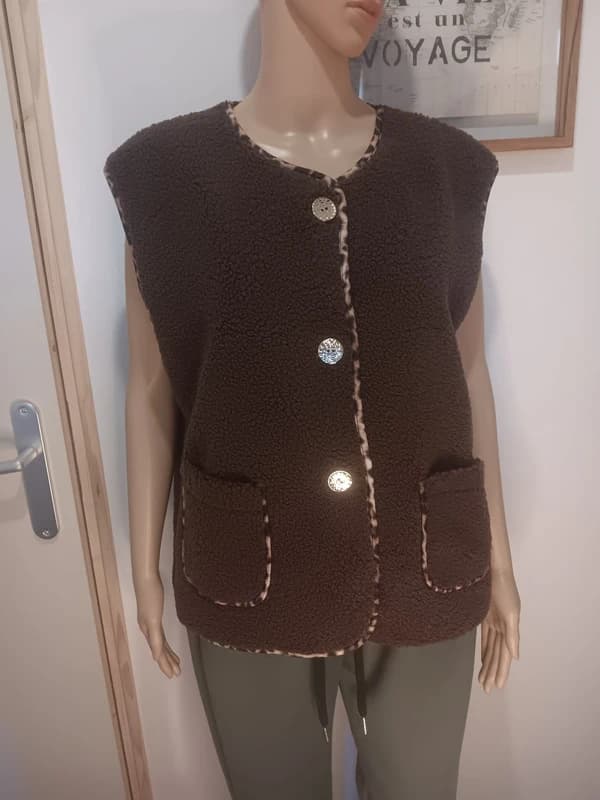 Gilet sans manches sherpa marron taupe – détails léopard & boutons bijoux