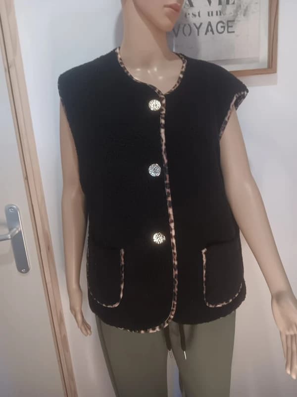 Gilet sans manches sherpa noir – détails léopard & boutons bijoux