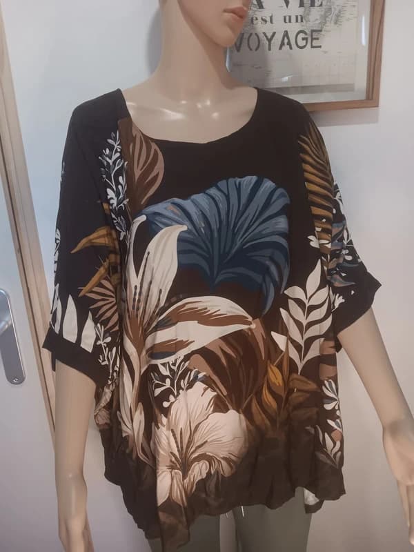 Tunique ample noire à imprimé tropical fleuri – style bohème