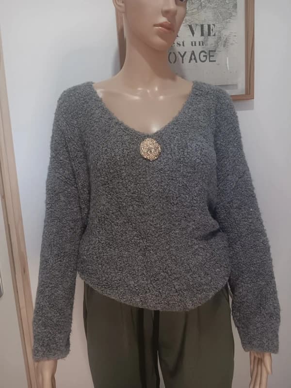 Pull femme gris maille bouclée col V détail bijou doré – taille unique