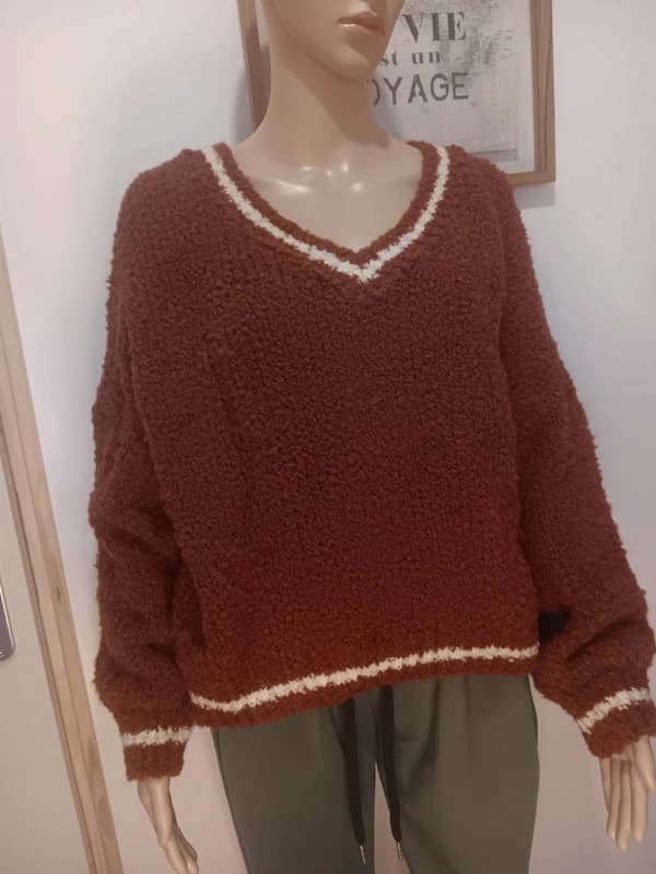 Pull femme Victoria Paris rouille/brique col V maille bouclée – taille XL