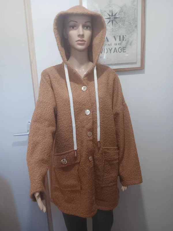 Manteau à capuche camel / marron effet bouclette – poches – boutons dorés