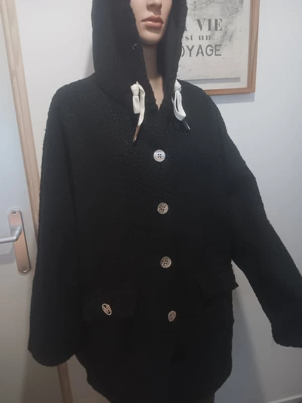 Manteau noir à capuche effet bouclette – boutons dorés fantaisie