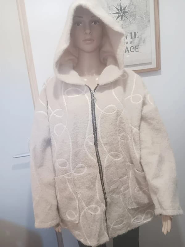 Veste à capuche beige Victoria Paris – effet laine bouclée – motifs fleurs