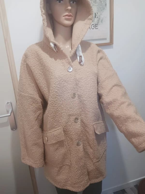 Manteau / veste à capuche beige camel effet bouclette – poches & boutons bijoux