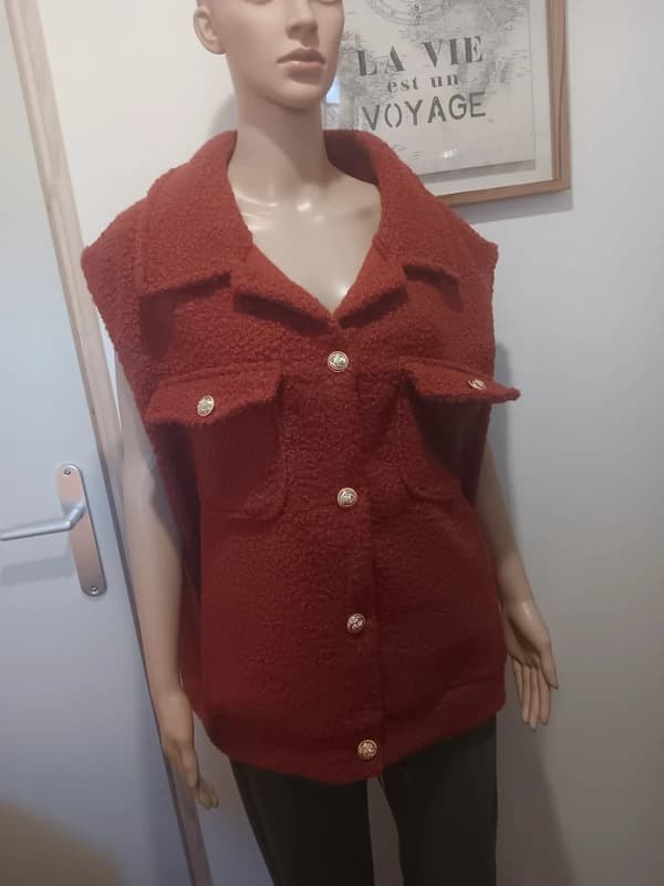 Gilet sans manches bouclette terracotta – boutons dorés – New Collection