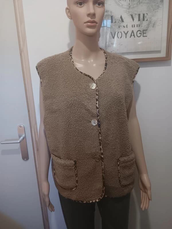 Gilet sans manches bouclette taupe – détails léopard – boutons dorés