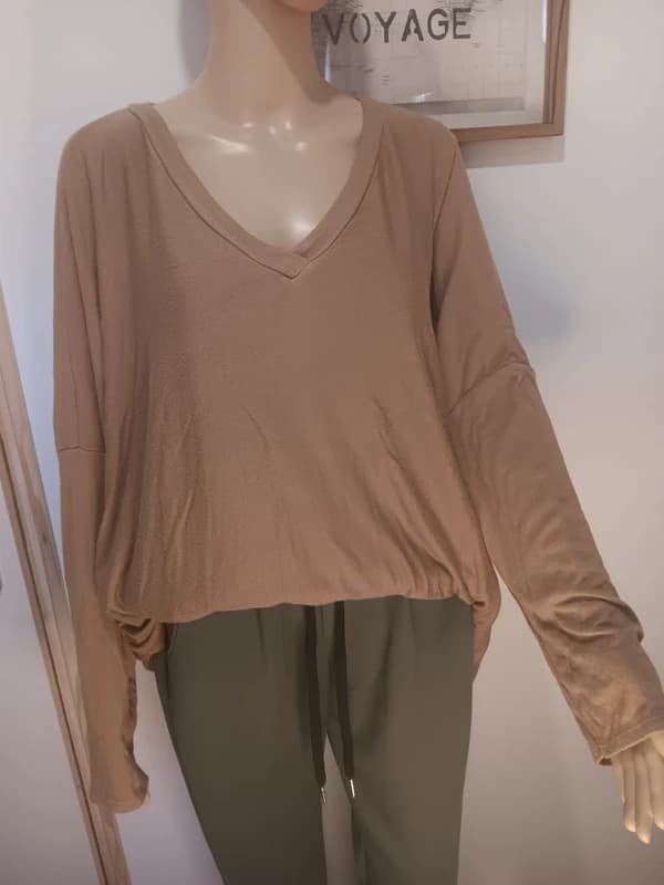 Haut femme camel col V – coupe ample – neuf avec étiquette