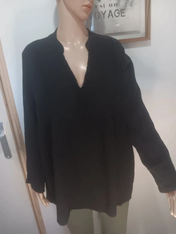 Blouse tunique noire fluide col V – neuve avec étiquette