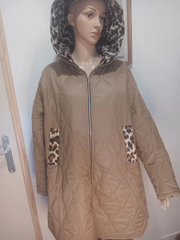 Manteau matelassé beige à capuche léopard – neuf avec étiquette