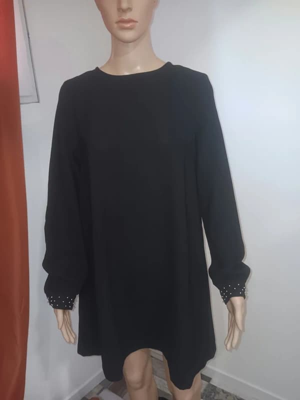 Robe noire H&M taille 36 – manches longues poignets perlé