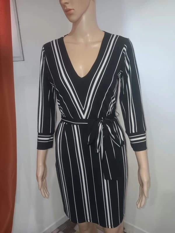 Robe H&M noire et blanche rayée – taille XS – ceinturée