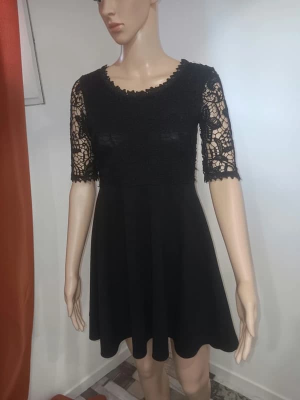 Robe noire patineuse en dentelle – manches 3/4 – Cloothes