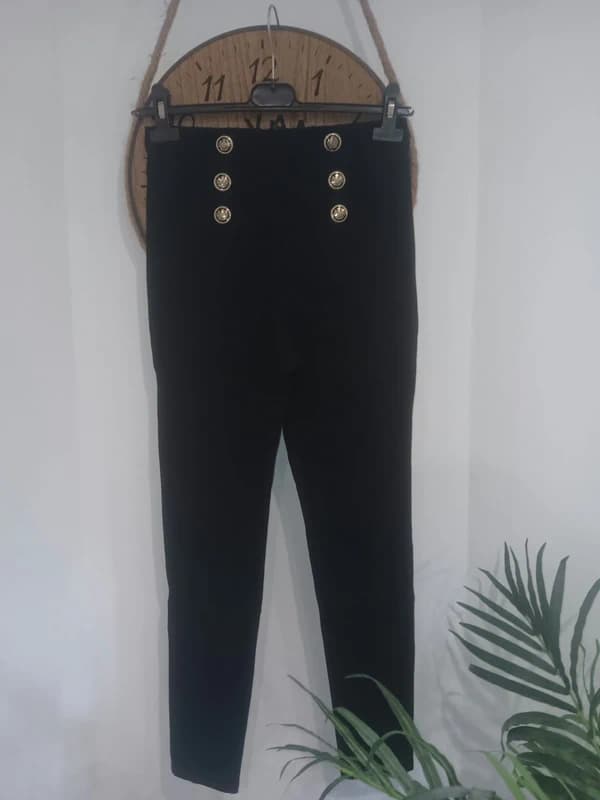 Pantalon noir Zara taille S – taille haute à boutons dorés