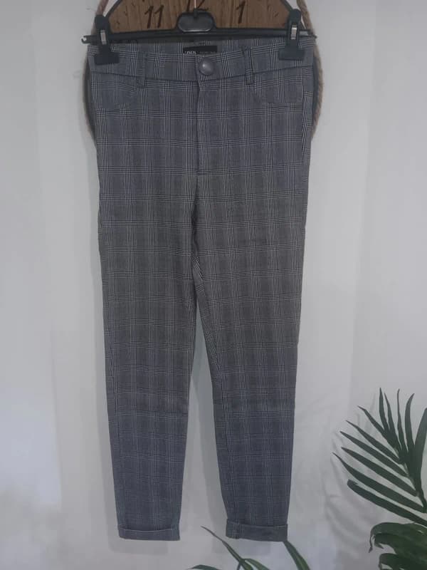 Pantalon Zara à carreaux gris taille S – coupe ajustée
