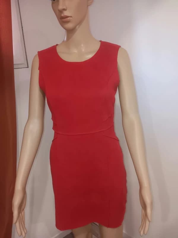 Robe rouge cintrée sans manches – Woman Collection