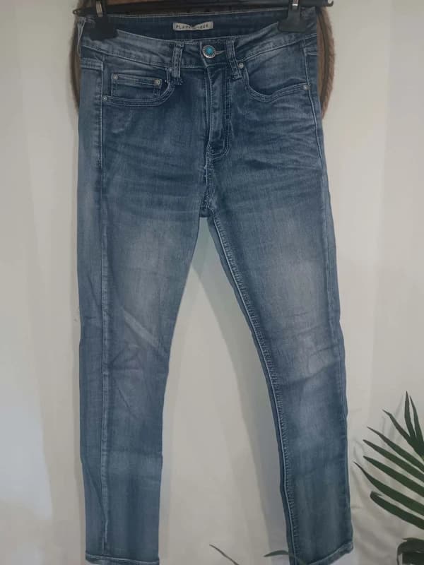 Jean skinny bleu délavé Place du Jour – détail bouton turquoise