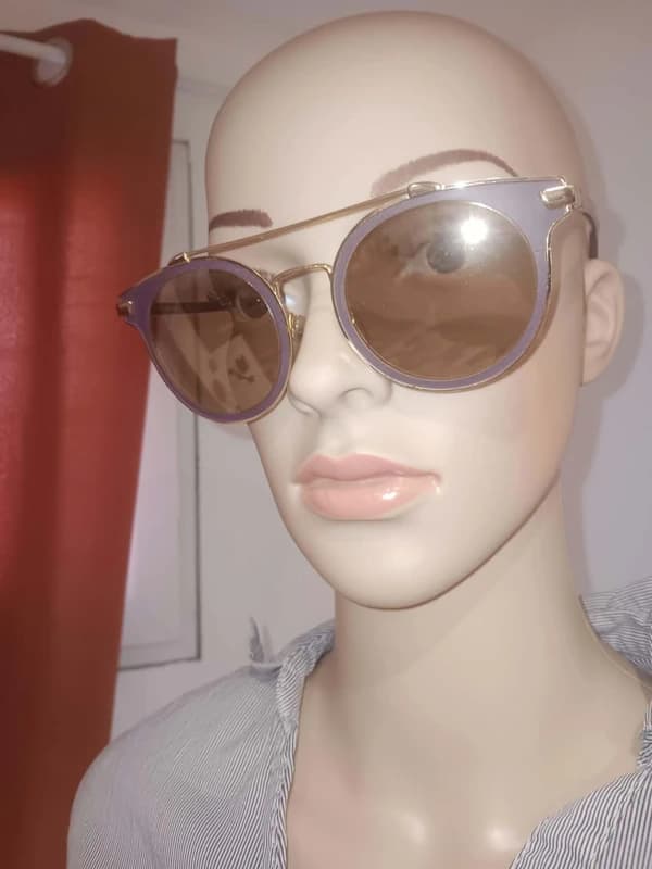 Lunettes de soleil rondes lilas et dorées avec étui Calvin Klein