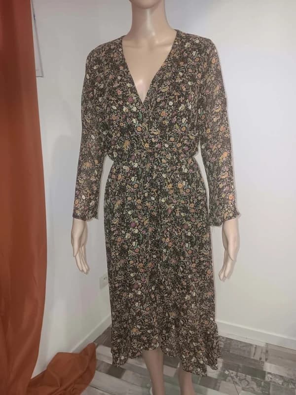 Robe longue fleurie Rue des Abbesses Paris – cache-cœur – manches longues