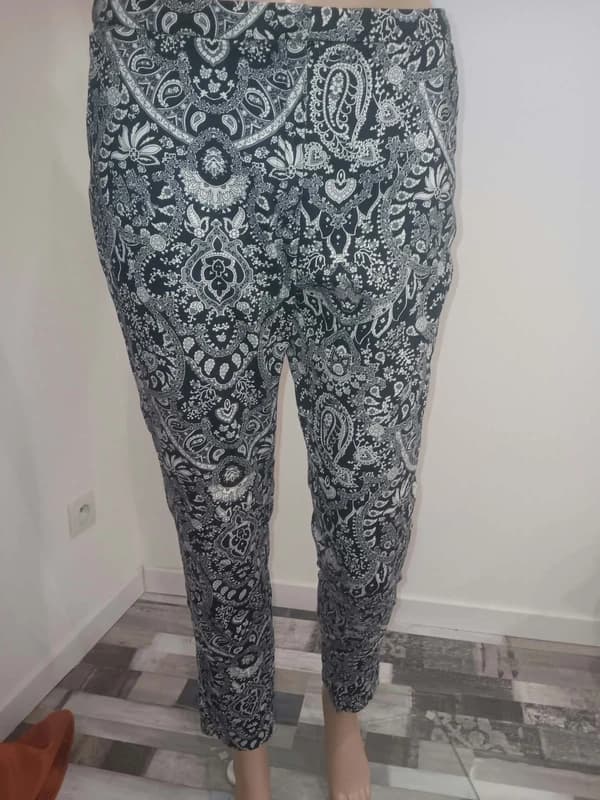 Pantalon Mango motif paisley noir et blanc – taille 36
