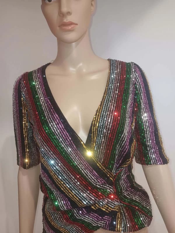 Top cache-cœur à sequins multicolores Dixie