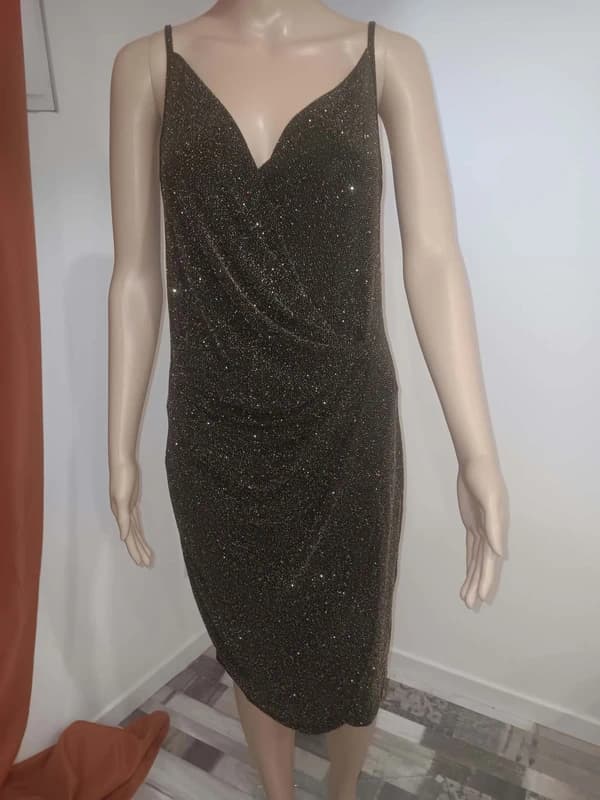 Robe noire brillante à fines bretelles – Taille M