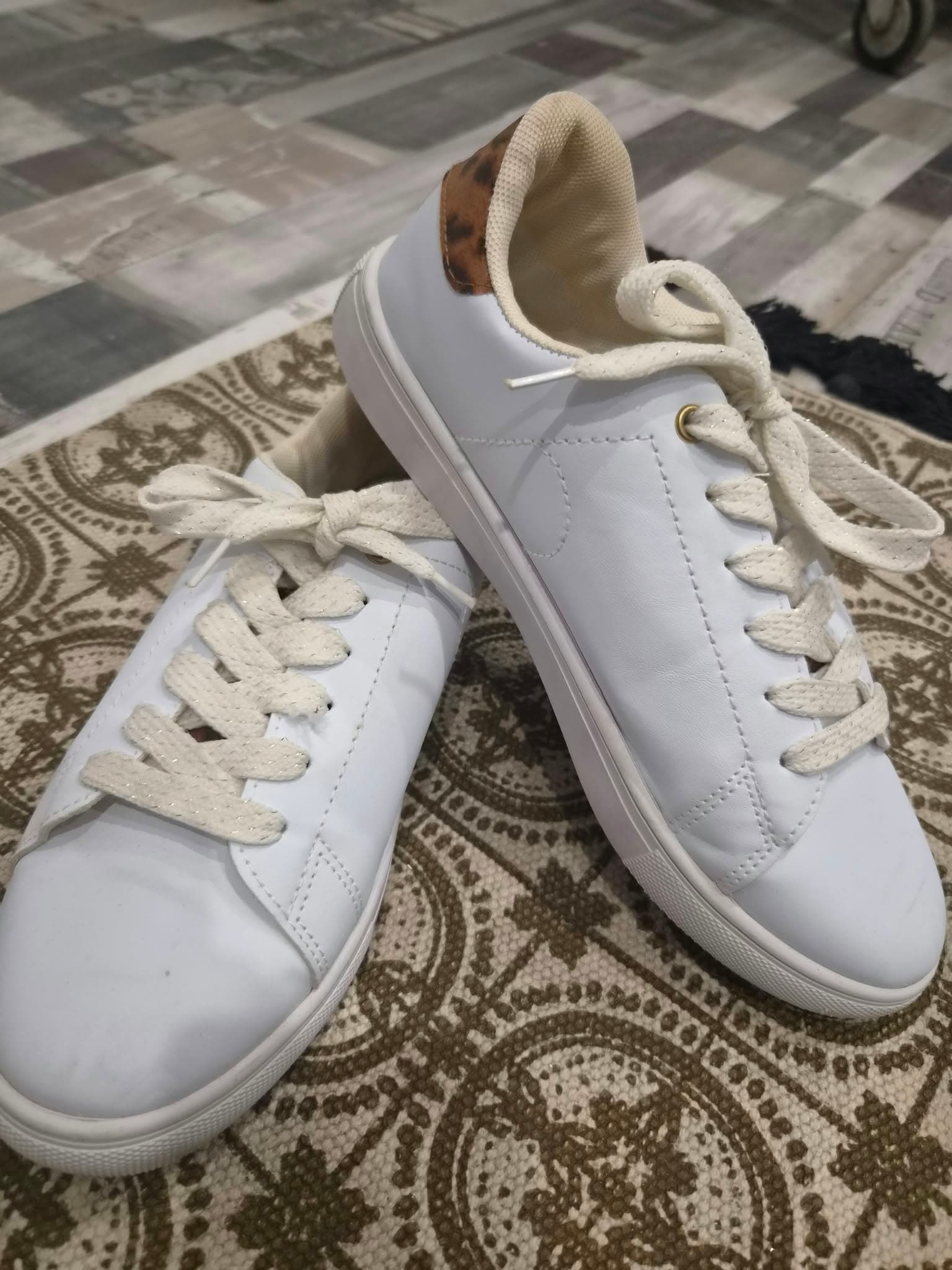 👟 Baskets blanches femme – détail léopard & lacets pailletés – T39