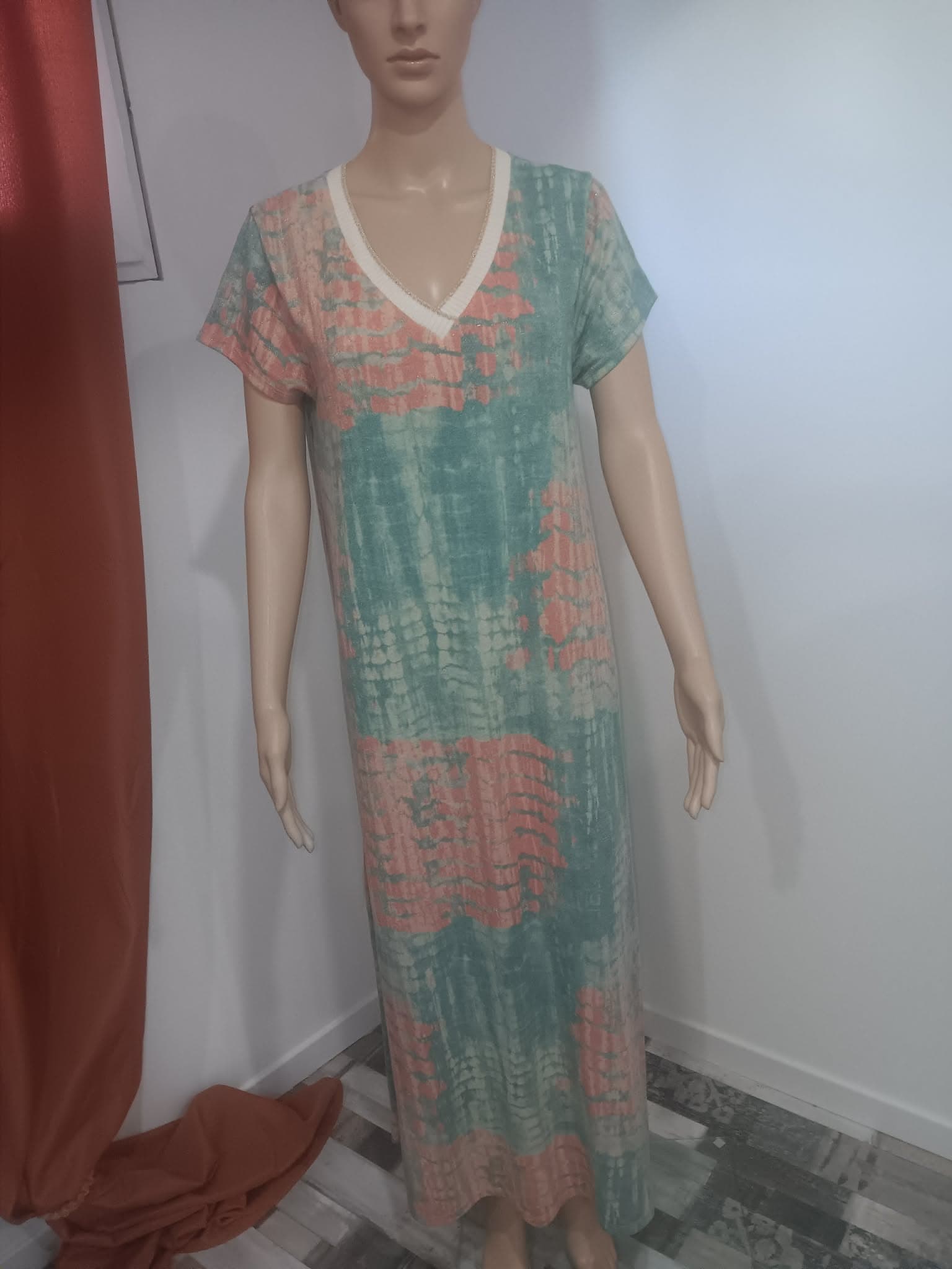 Robe longue By Coco Made in Italy – imprimé pastel – col V