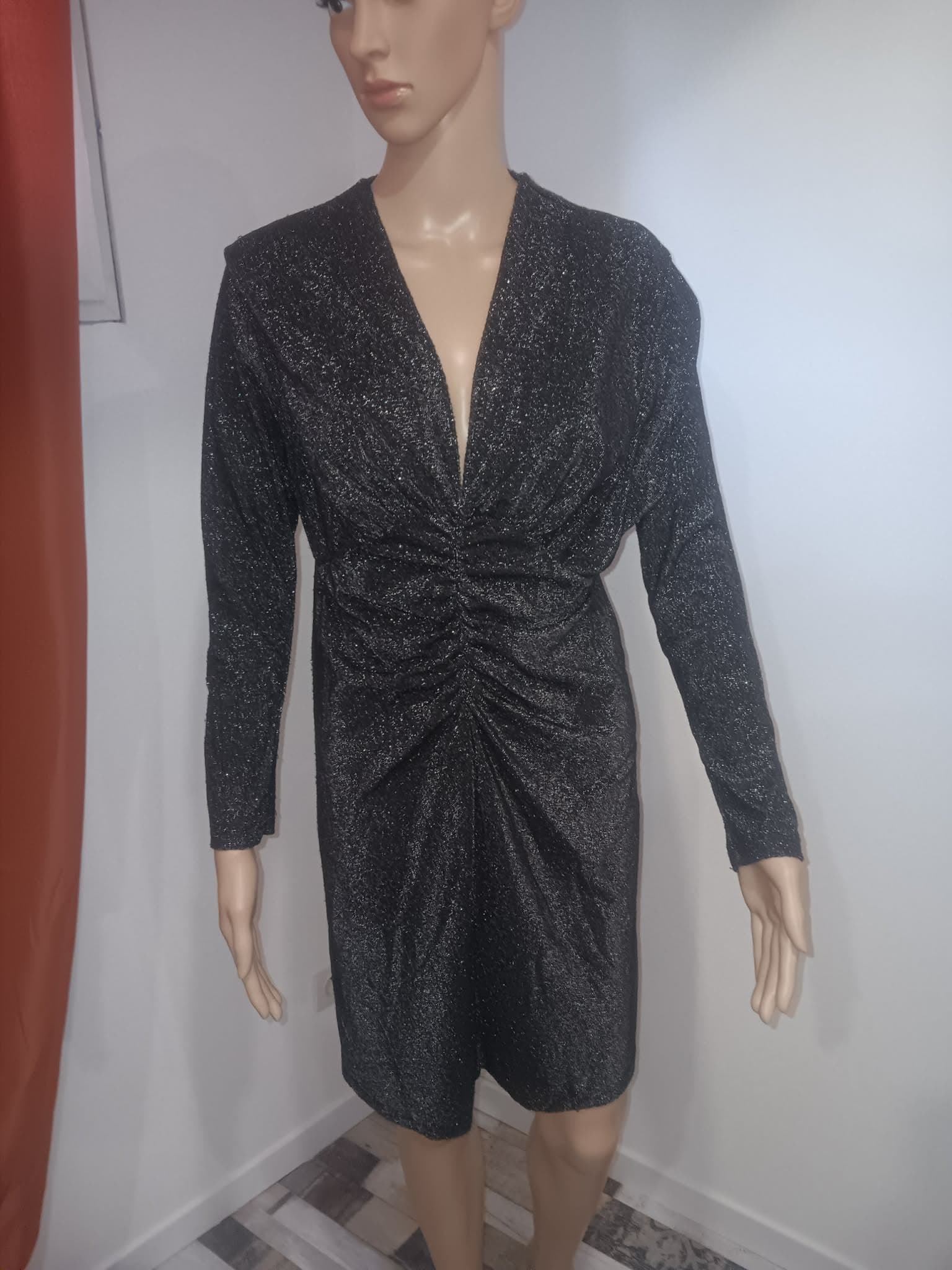 Robe noire brillante H&M décolleté plongeant – Taille L
