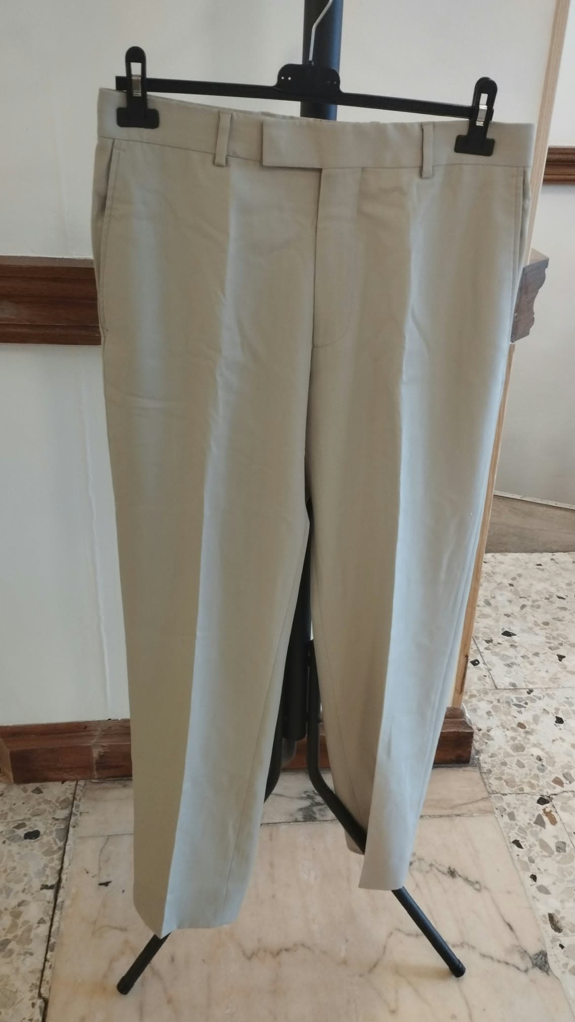 Pantalon habillé Hugo Boss beige clair – Coupe droite élégante