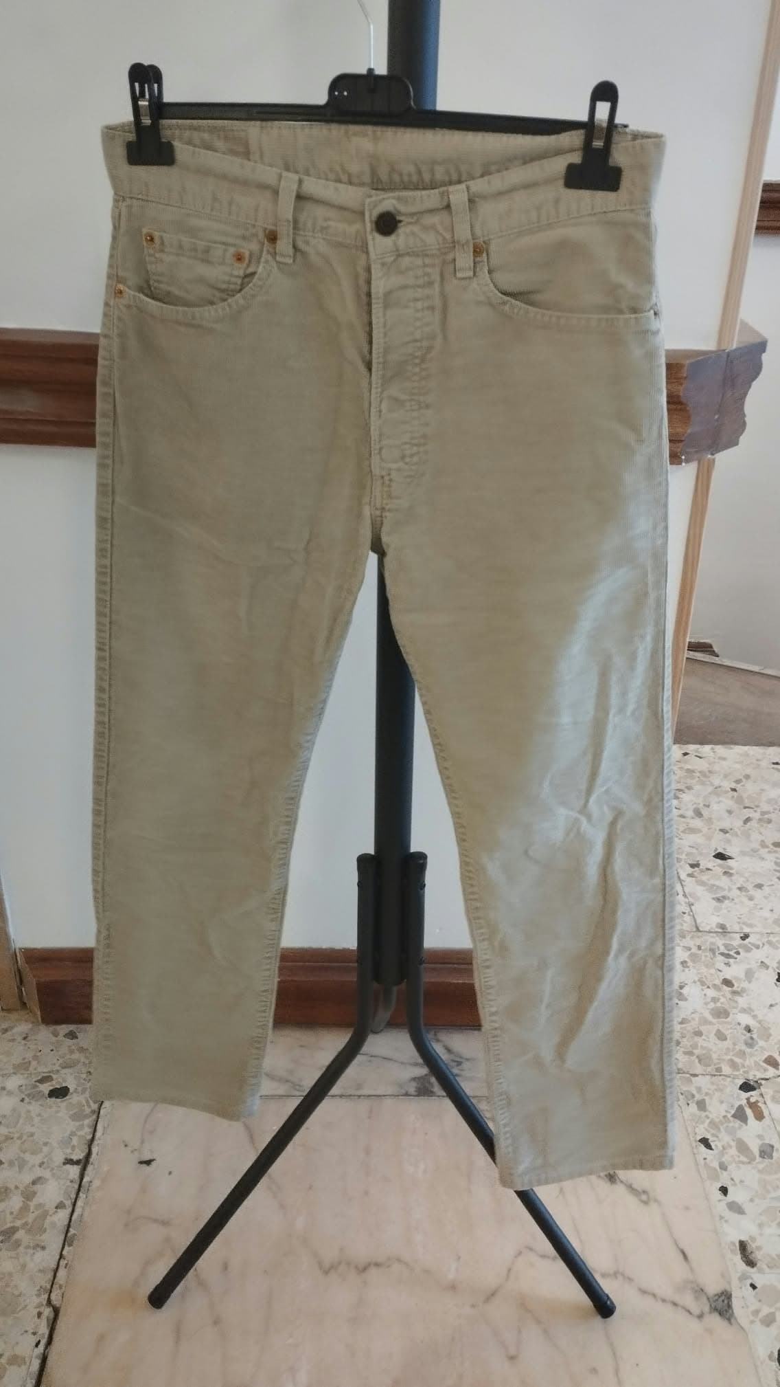 Pantalon Levi’s beige en velours côtelé – Coupe droite