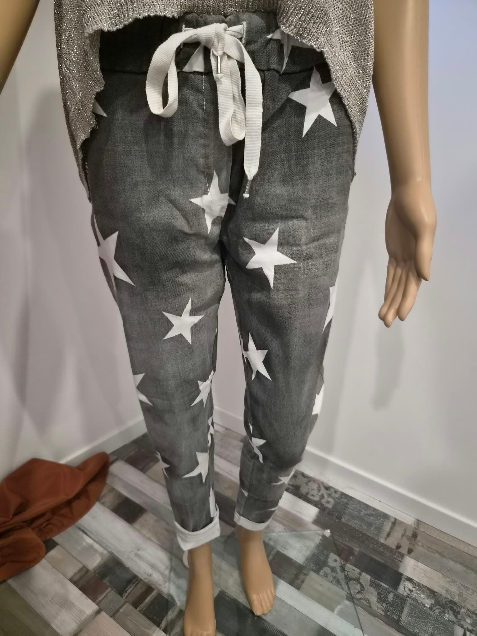 ⭐ Pantalon gris à étoiles blanches – style casual