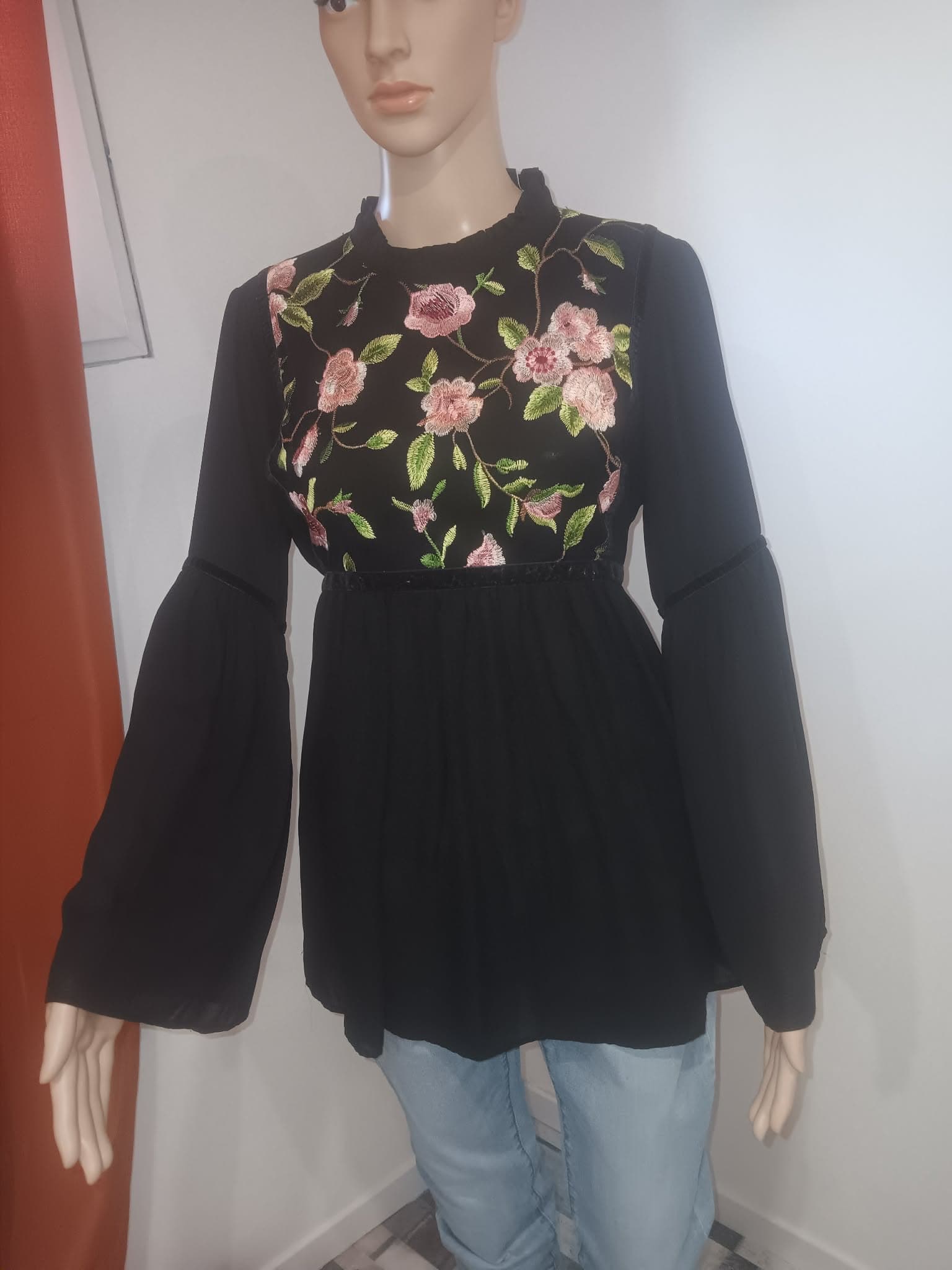 Blouse noire brodée fleurs Primark – manches évasées – taille 40
