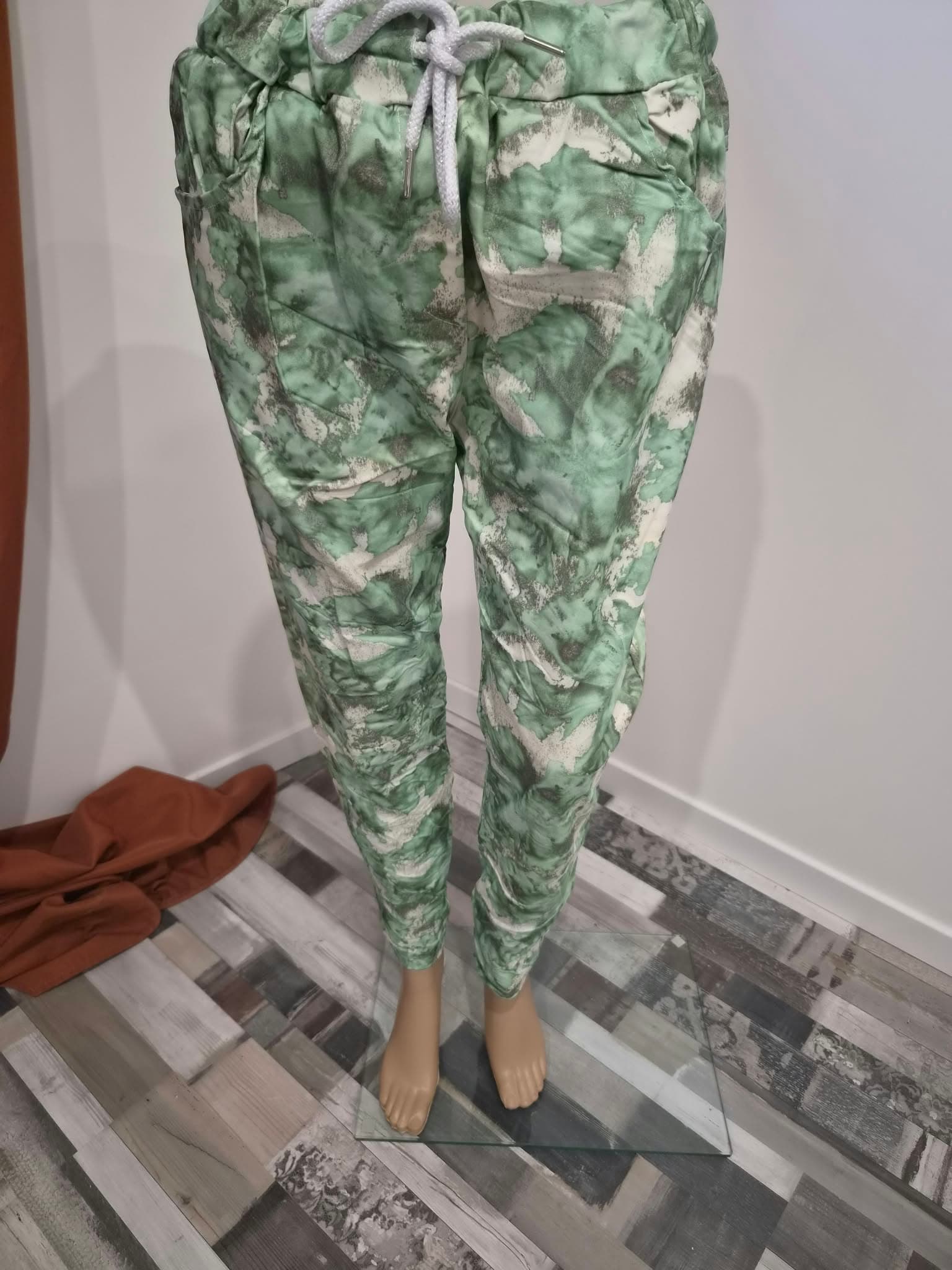 💚 Pantalon imprimé vert Made in Italy