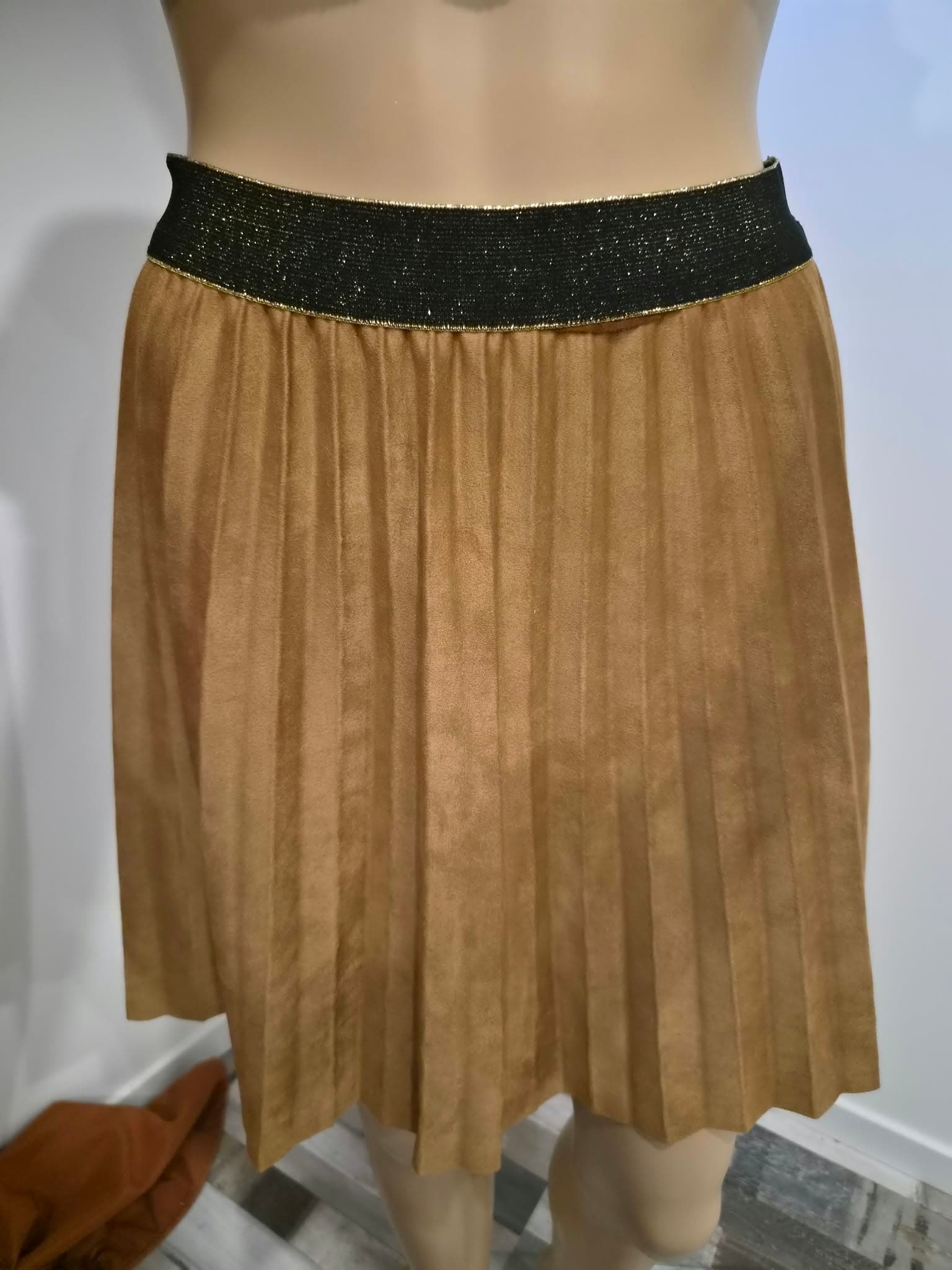 🤎 Jupe plissée camel à taille brillante – Style chic & élégant
