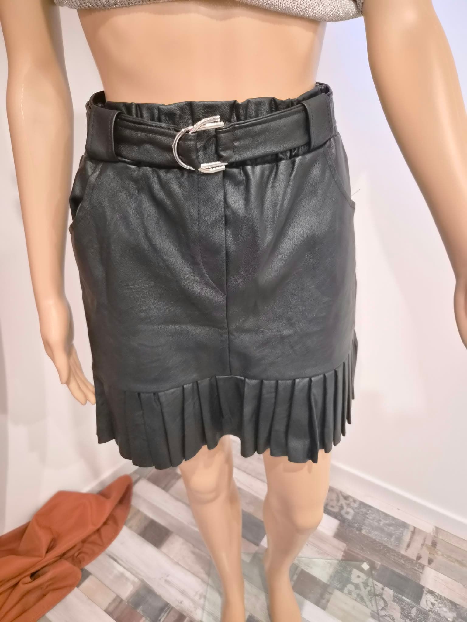 🖤 Jupe courte noire effet cuir à plis – Ceinture intégrée