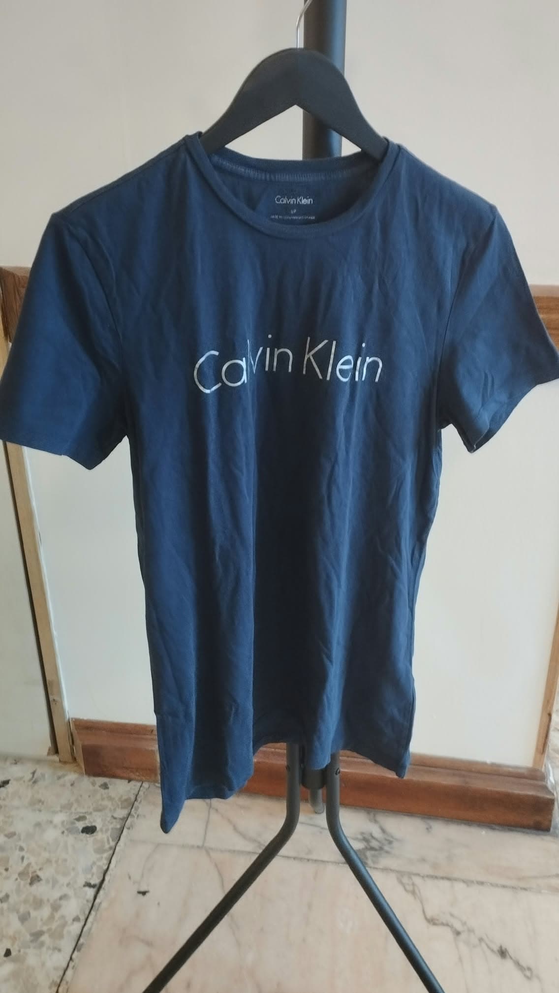 T-shirt Calvin Klein bleu marine – Taille S – Logo poitrine