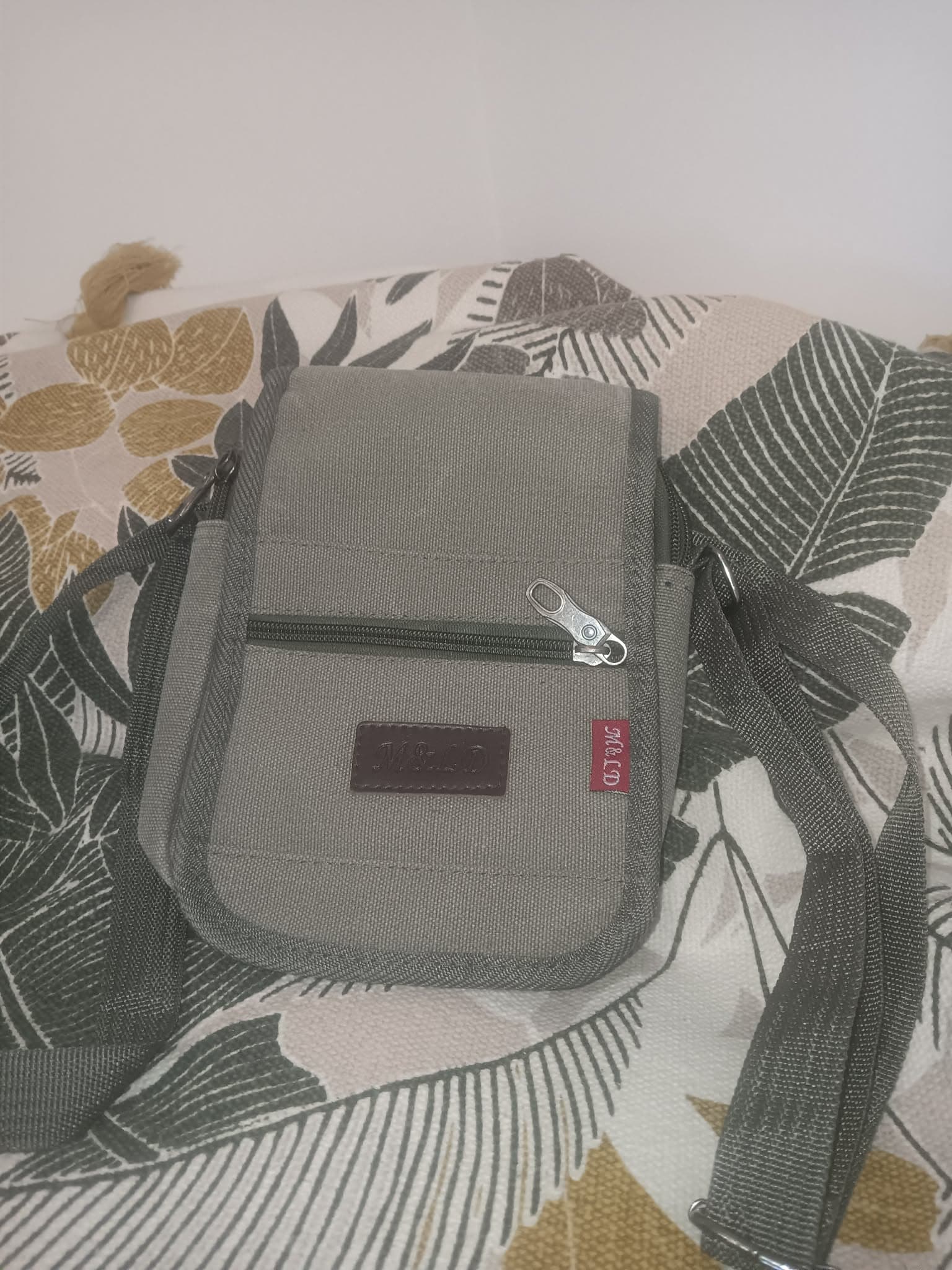 Sacoche bandoulière compacte kaki / gris – plusieurs poches zippées